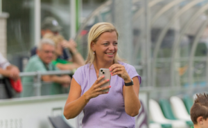 Maaike Stet maakt live content tijdens wedstrijd van VV Kloetinge