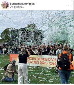 Maaike Stet maakt live content tijdens kampioenswedstrijd van VV Kloetinge