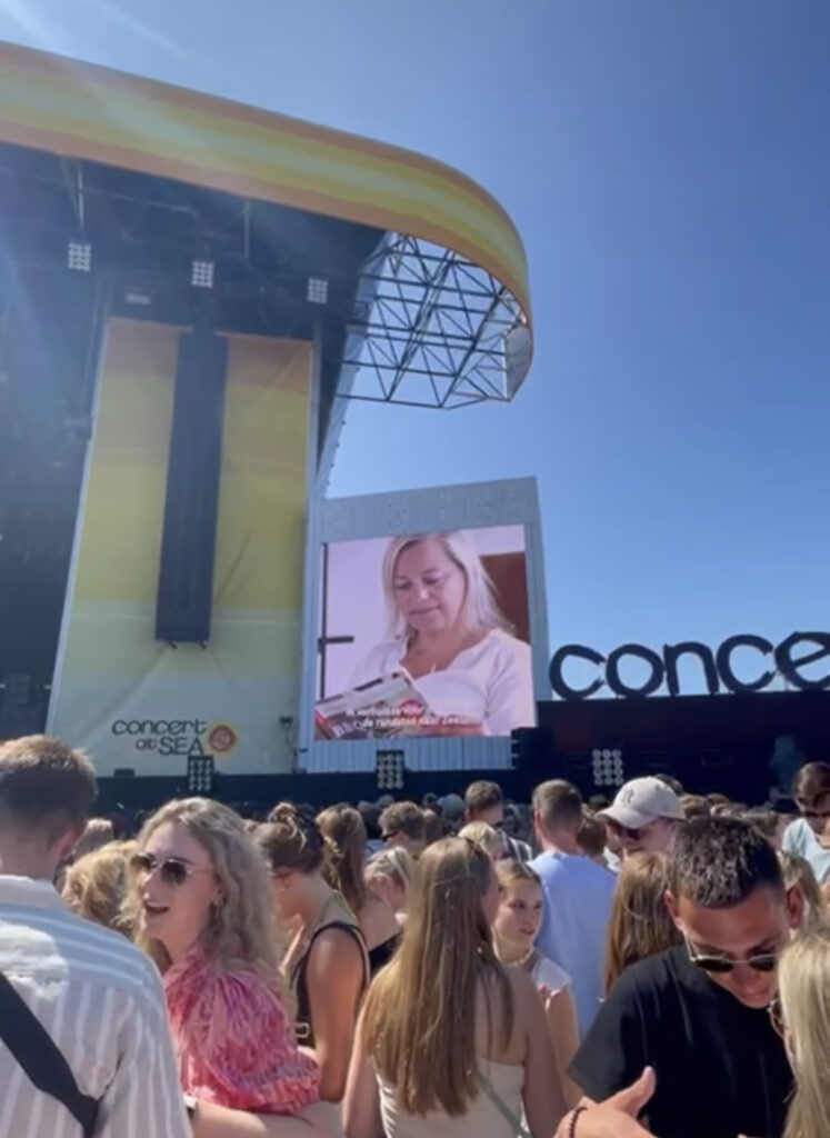 op groot scherm tijdens concert at sea
